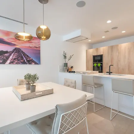 Infinity 0-8 Luxe Sea View 2b Holiday home *